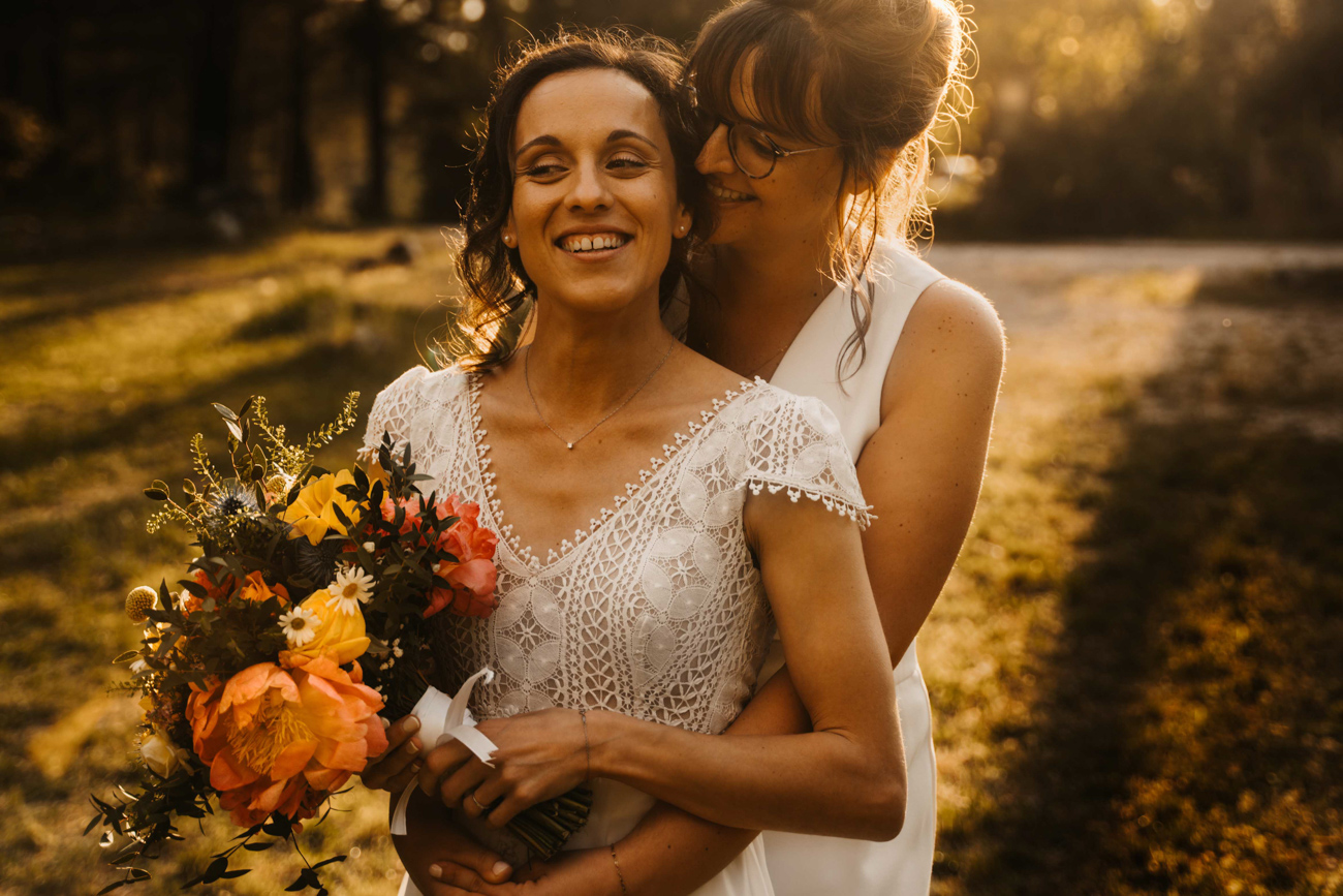 deux jolies mariées, unies pour la vie, séance couple aux danjean, coucher de soleil, en provence