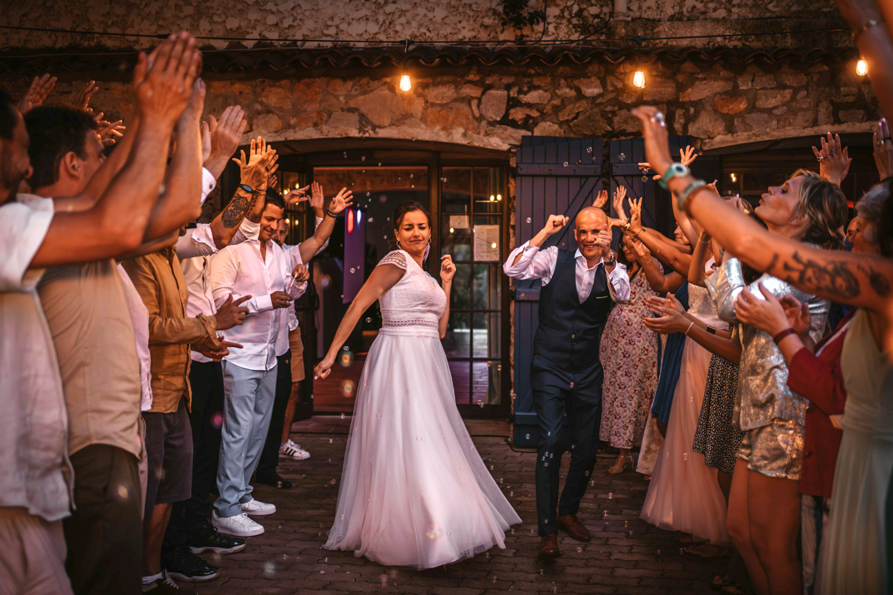 haie d'honneur pour l'arrivée des mariés au vin d'honneur