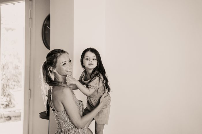 les préparatifs de la mariée, un moment important pour cette maman et sa petite fille