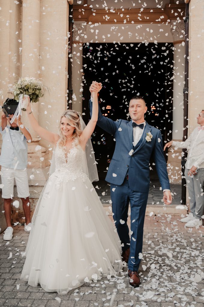 Une sortie d'Eglise comme on adore pour ces deux beaux mariés Elodie et Wilfried