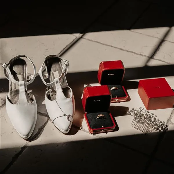 Chaussures de la mariée et alliances dans leurs écrins rouges