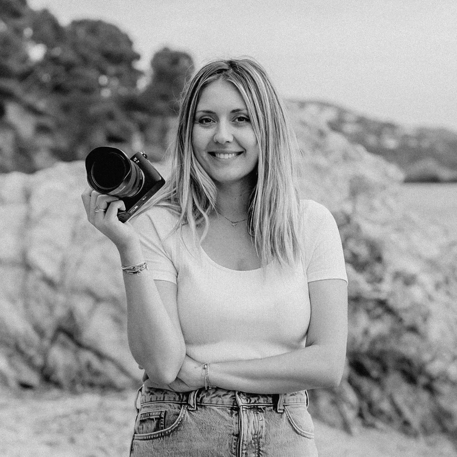 Portrait noir et blanc de Laura Carlier, photographe de mariage près de Toulon, son appareil photo à la main