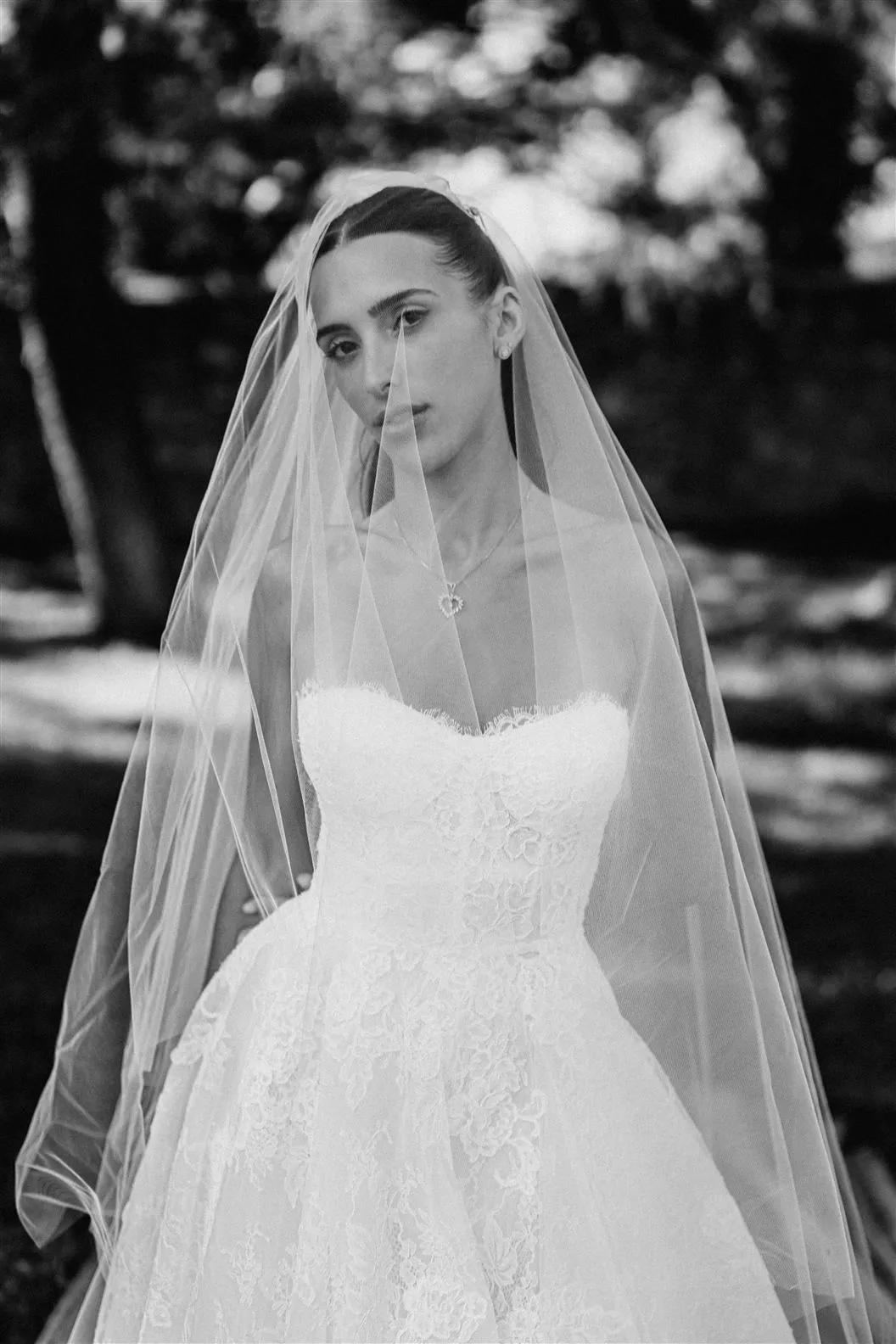 Portrait de la mariée sous son voile, photo noir et blanc