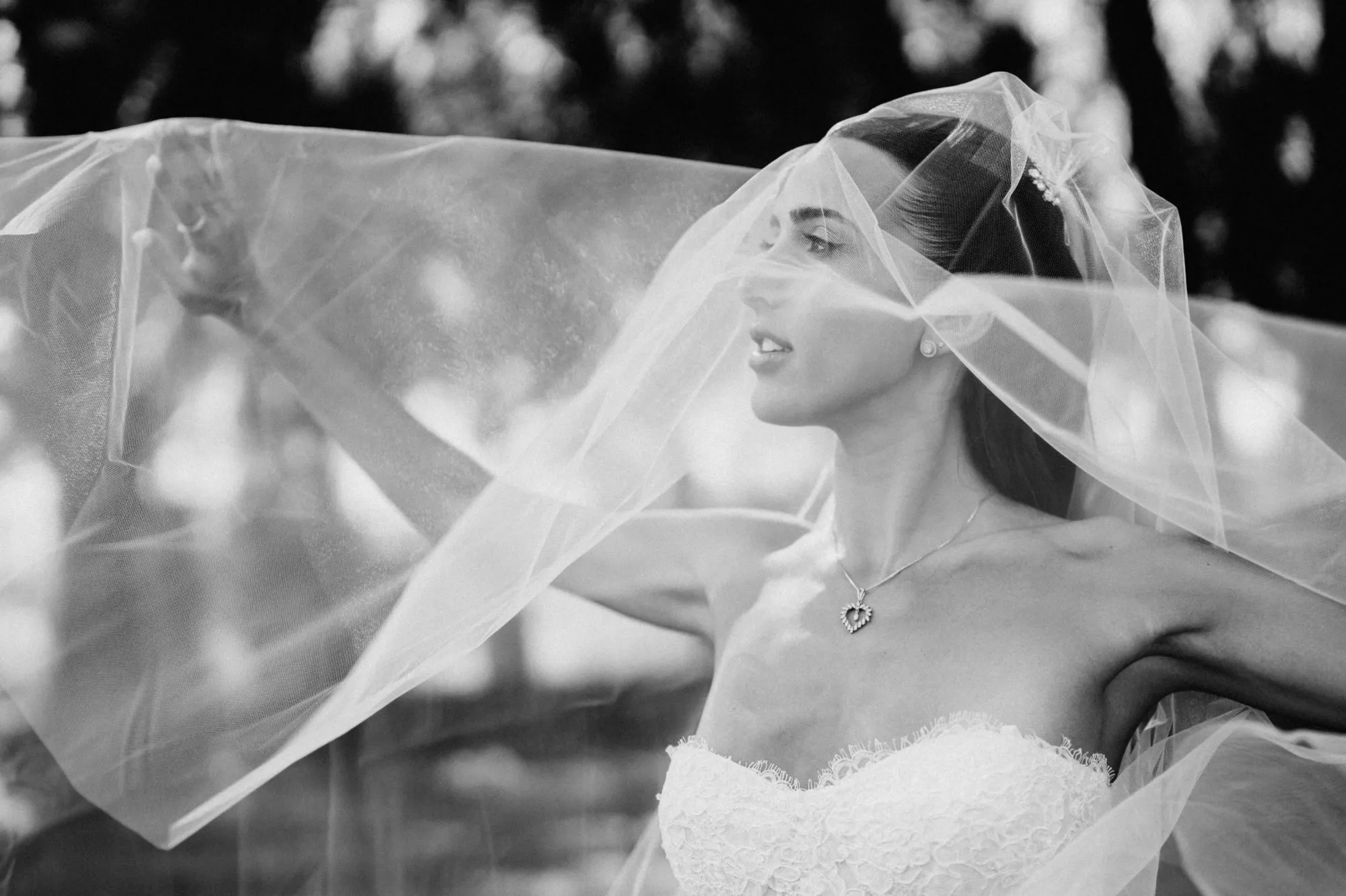 Mariée sous son voile soulevé par le vent, photo noir et blanc