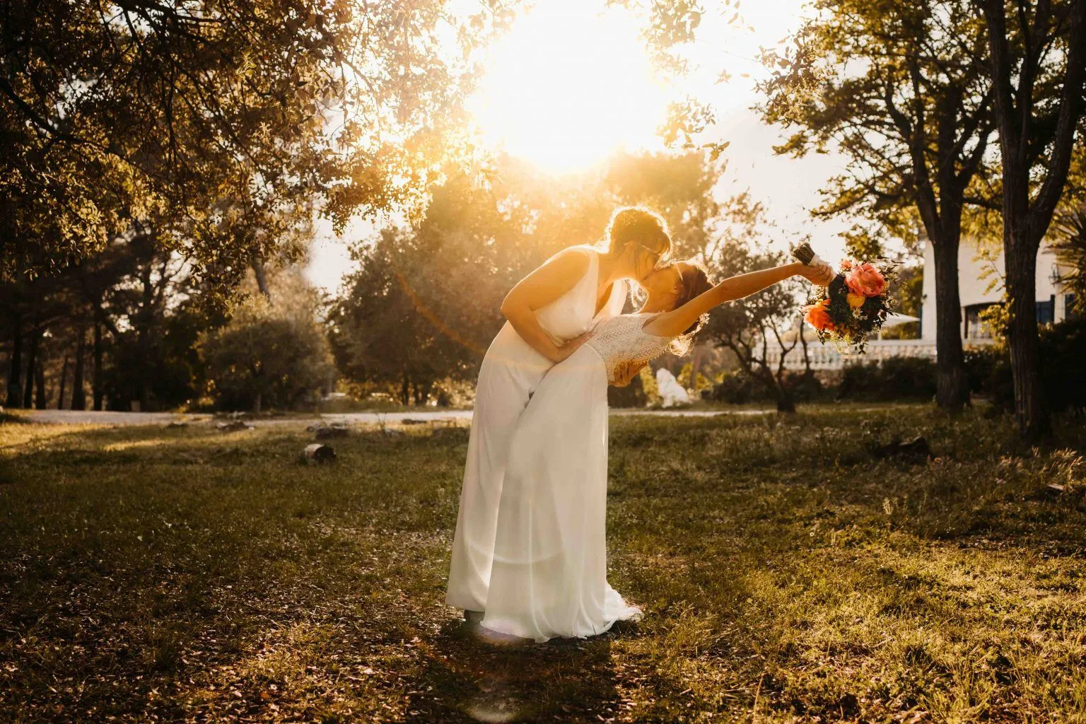 Mariés à contre-jour dans la lumière du soleil couchant