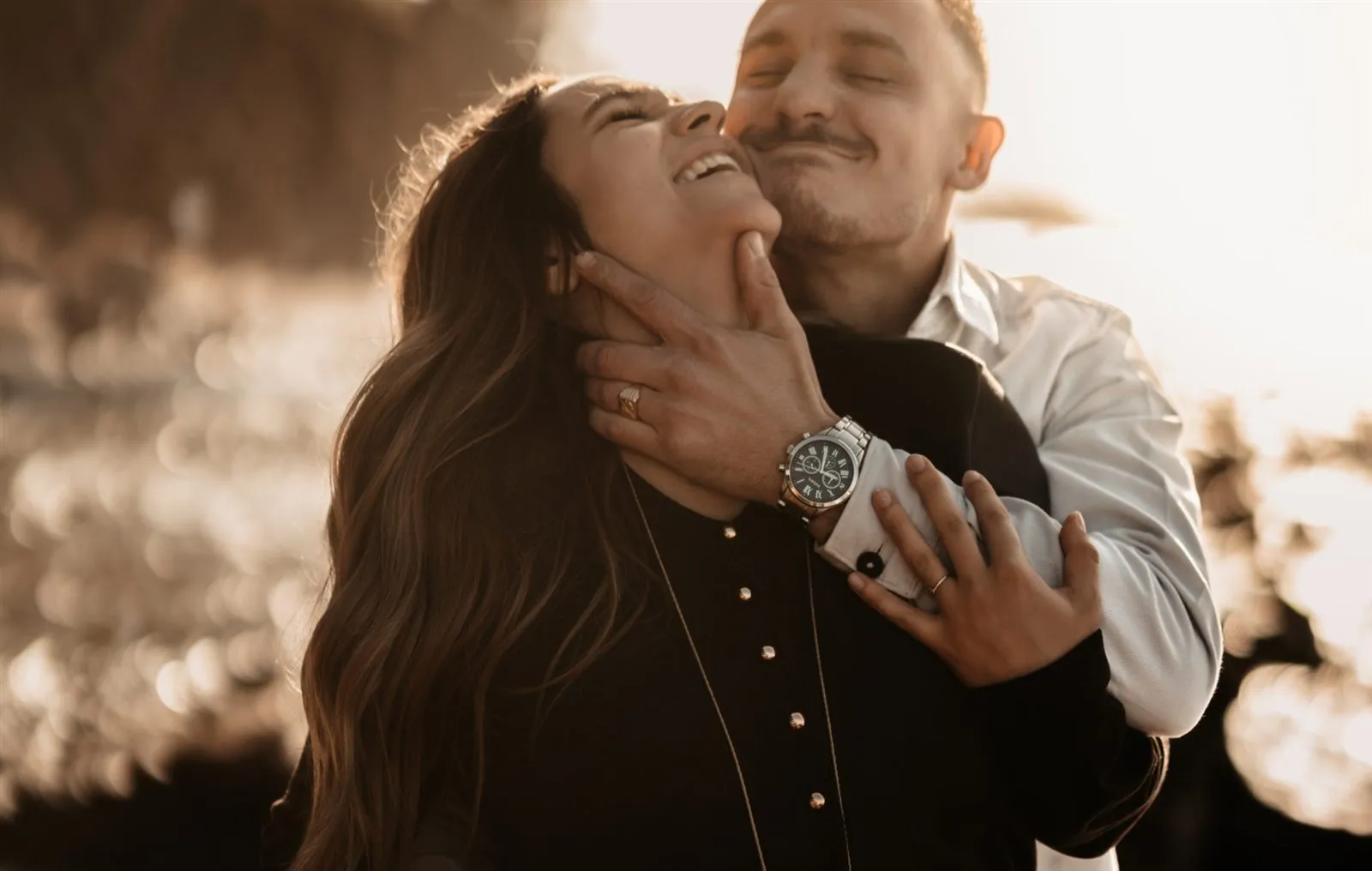 Séance couple : éclats de rire et tendresse dans la lumière dorée du soir